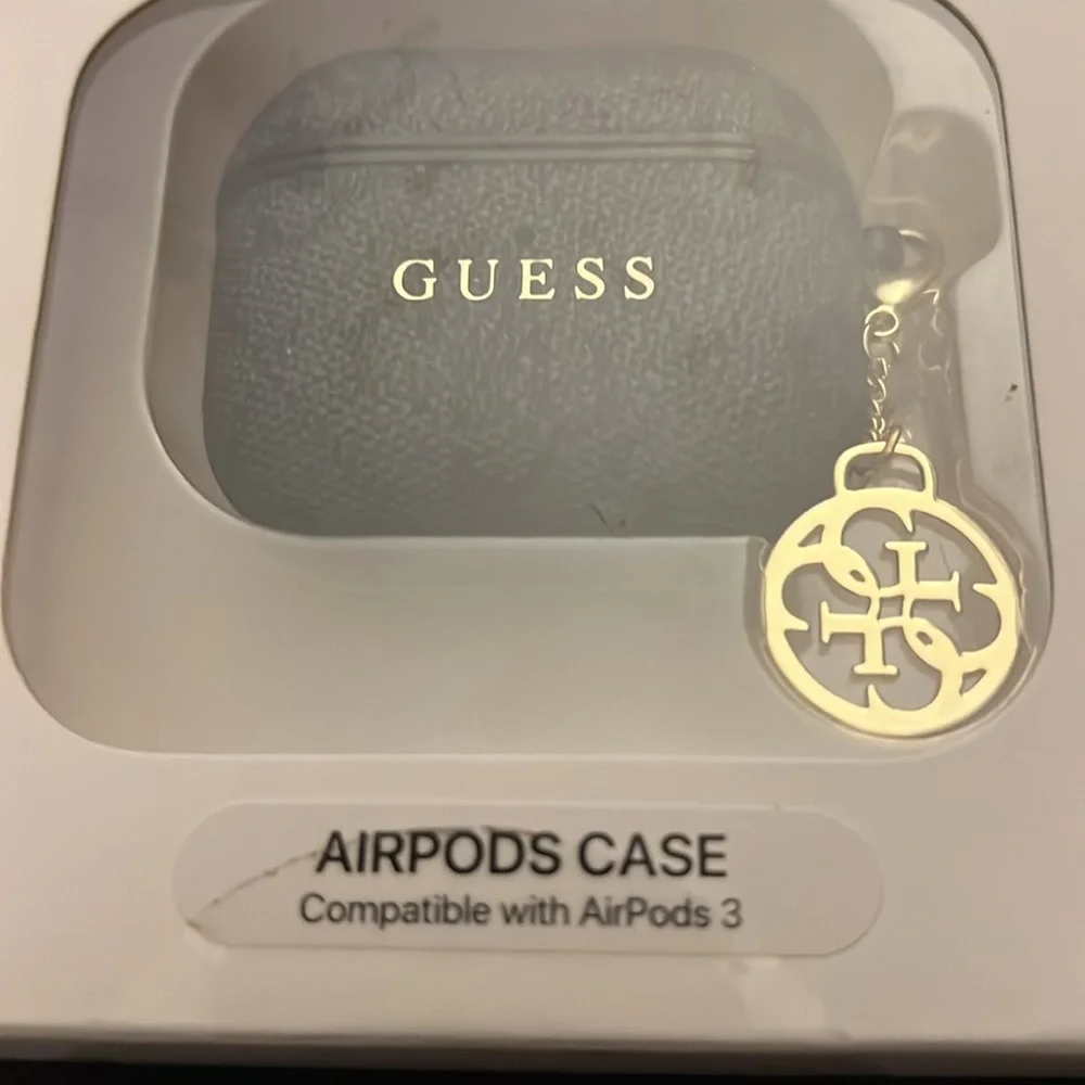 Guess AirPods Case for AirPods 3